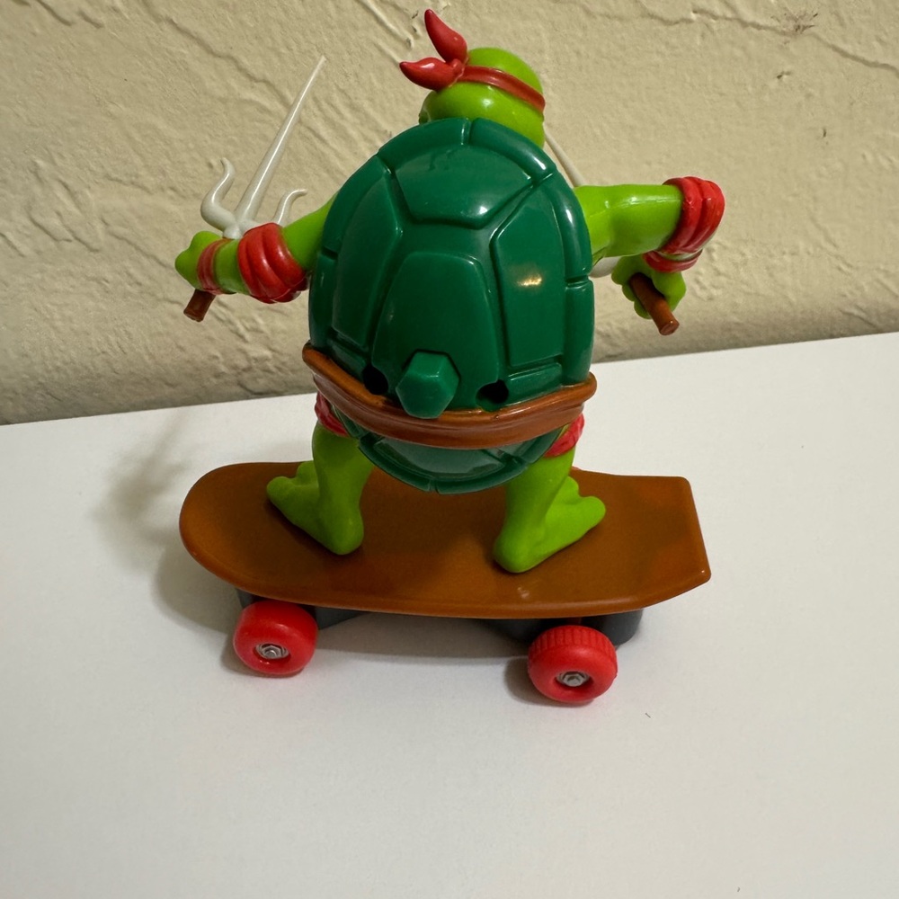 TMNT Ninja Turtles Mutant Mayhem Sewer Shredders Skateboard Raphael Pull Back - Picture 3 of 3